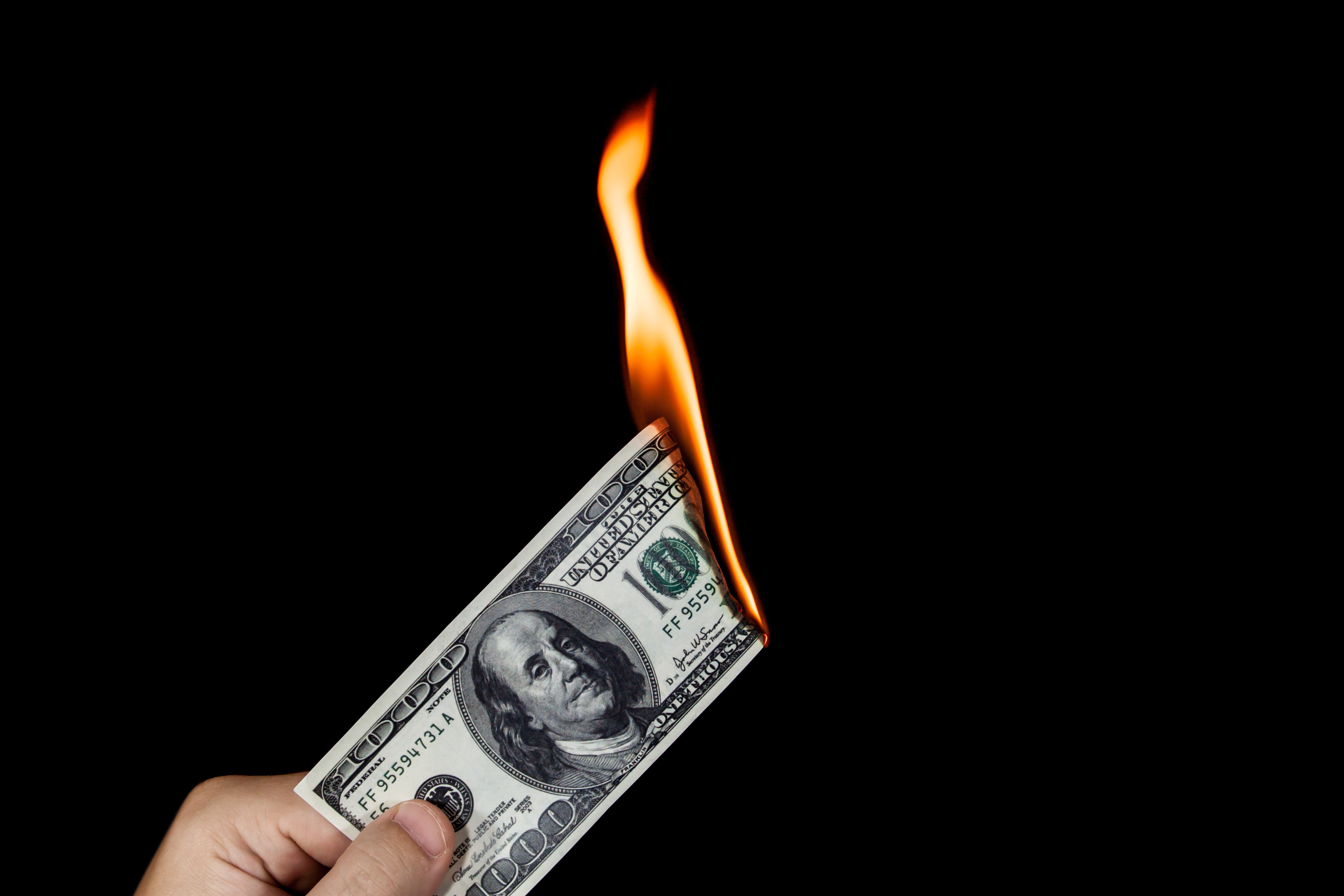 Сжигание денег. Доллар в огне. Деньги сгорают. Доллар горит. Горящая купюра.