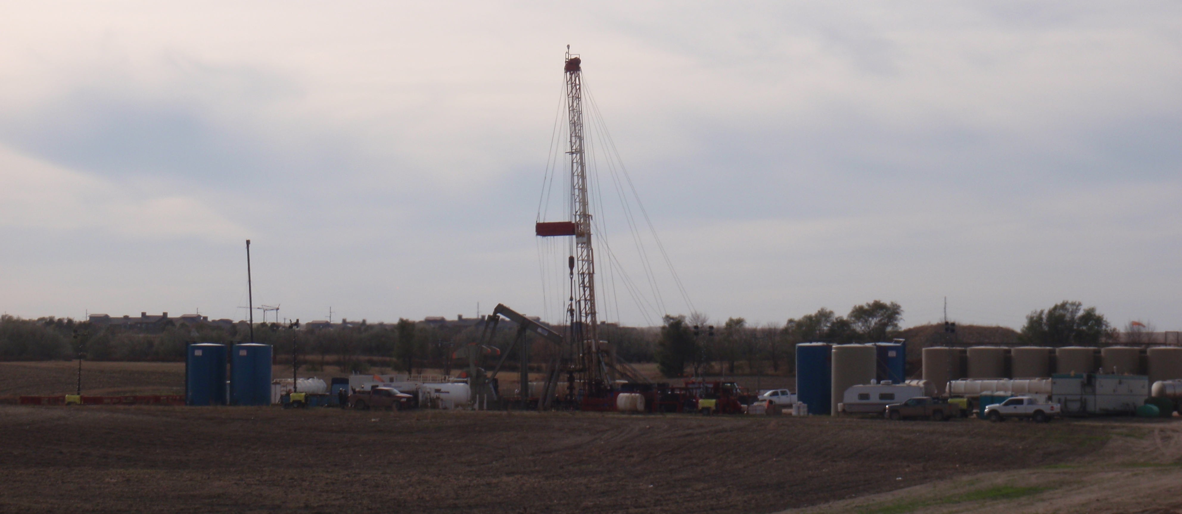 Workover rig in October 2014. Photo by James Ulvog.